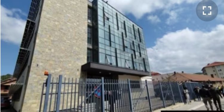 Komuna e Mitrovicës së Veriut kërkon “lirimin” e objektit të saj nga institucionet e Serbisë 