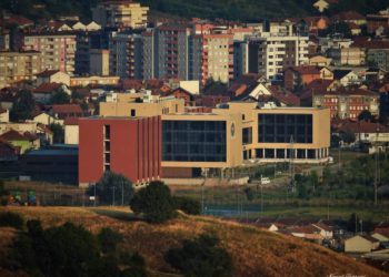 Dhunë në një familje në Mitrovicë: Gruaja kërkon ndihmën e Policisë, arrestohet bashkëshorti i saj