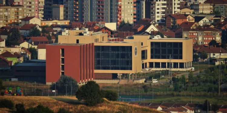 Dhunë në një familje në Mitrovicë: Gruaja kërkon ndihmën e Policisë, arrestohet bashkëshorti i saj