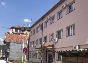 Afati i fundit sot për lirimin e objektit që shfrytëzohet ilegalisht në veri, serbët kalojnë natën brenda