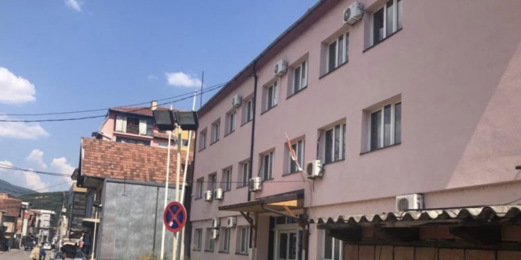 Afati i fundit sot për lirimin e objektit që shfrytëzohet ilegalisht në veri, serbët kalojnë natën brenda