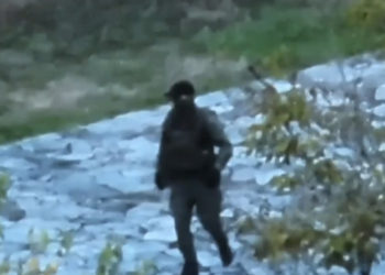 Të veshur sikur ushtarë e të armatosur deri në dhëmbë: Kurti publikon pamjet e grupit kriminal serb në veri