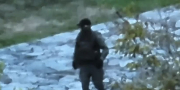 Të veshur sikur ushtarë e të armatosur deri në dhëmbë: Kurti publikon pamjet e grupit kriminal serb në veri