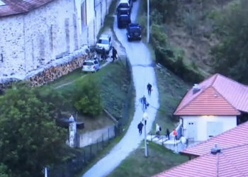 Ekskluzive: Policia e Kosovës e plagos edhe një sulmues në zonën e “nxehtë” në veri  Burime të Indeksonline , kanë bërë të ditur se përveç një të vrari është edhe një tjetër sulmues i plagosur rëndë, të cilët kanë sulmuar mbi Policinë e Kosovës.  Policia e ka konfirmuar vrasjen e një pjestari të armatorur në veri të Koëovës.