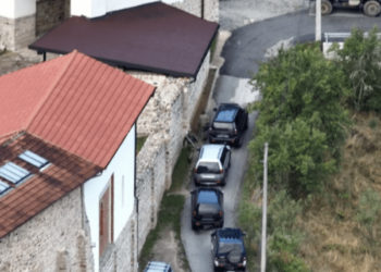 Gjendet në kufi me Serbinë një automjet i blinduar me një kundërajror, dyshohet se kanë qenë dje në Banjskë