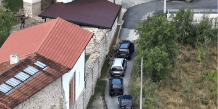 Gjendet në kufi me Serbinë një automjet i blinduar me një kundërajror, dyshohet se kanë qenë dje në Banjskë