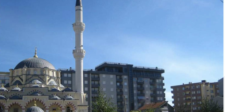 Mitrovicasi kërcënon se do të hedh bomba në xhaminë e madhe në Mitrovicë