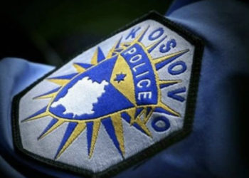 Policia ndalon një veturë në Leposaviq, kishte bluzë me mbishkrime nacionaliste