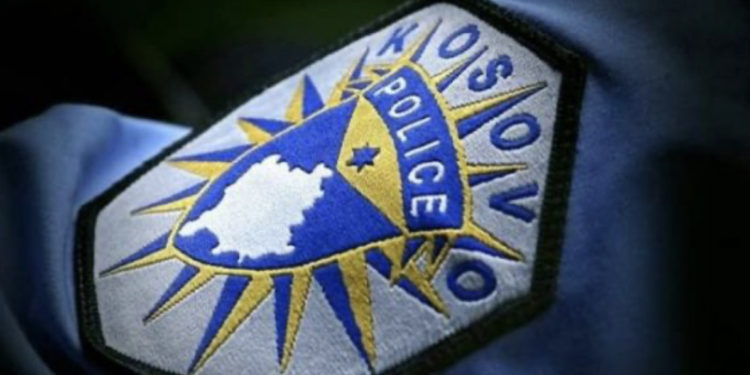 Policia ndalon një veturë në Leposaviq, kishte bluzë me mbishkrime nacionaliste