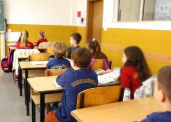 Skandaloze: Mësimdhënësit ‘denojnë’ nxënësit në Mitrovicë, për shkak të mungesës së librave