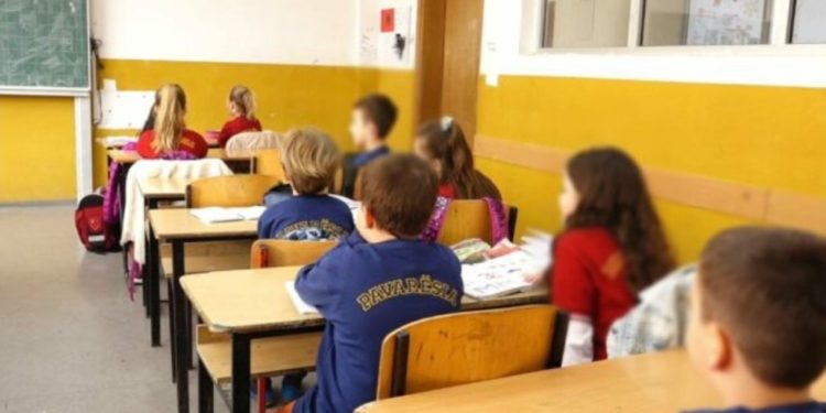 Skandaloze: Mësimdhënësit ‘denojnë’ nxënësit në Mitrovicë, për shkak të mungesës së librave