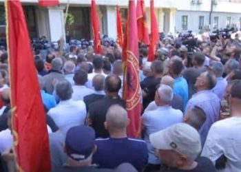 Veteranët sot ia zënë derën EULEX-it në Fushë Kosovë, protestojnë kundër bastisjeve nga ZPS