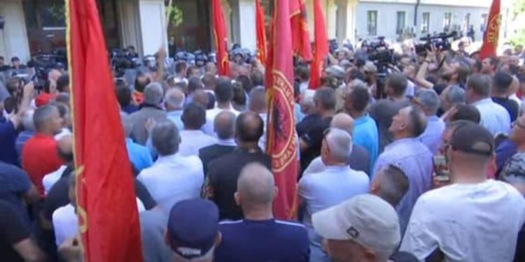 Veteranët sot ia zënë derën EULEX-it në Fushë Kosovë, protestojnë kundër bastisjeve nga ZPS