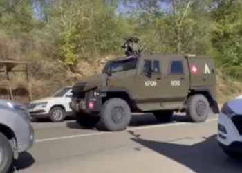 Dhjetëra automjete të KFOR-it nisen në drejtim të Leposaviqit