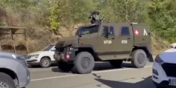 Dhjetëra automjete të KFOR-it nisen në drejtim të Leposaviqit