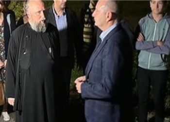 Pelegrinët: KFOR-i hyri brenda manastirit në Banjskë, e injoruan grupin e armatosur me armë të gjata