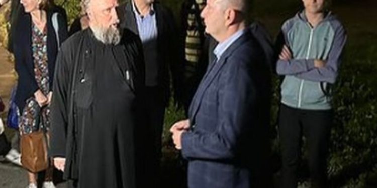 Pelegrinët: KFOR-i hyri brenda manastirit në Banjskë, e injoruan grupin e armatosur me armë të gjata