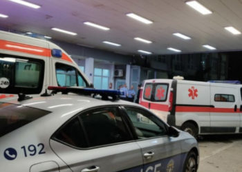 E rëndë në Mitrovicë: Burri 56-vjeçar tenton t’i jap fund jetës, dërgohet në QKUK