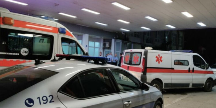 E rëndë në Mitrovicë: Burri 56-vjeçar tenton t’i jap fund jetës, dërgohet në QKUK