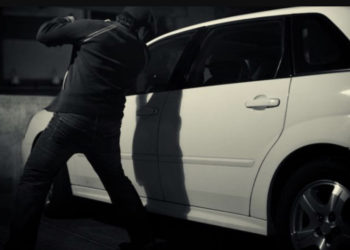 65 vjeçari në Mitrovicë shkon te mjeku, hajnat ia vjedhin veturën e parkuar