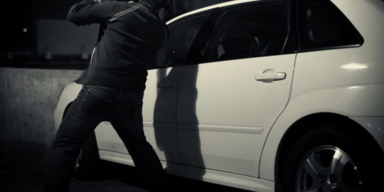 65 vjeçari në Mitrovicë shkon te mjeku, hajnat ia vjedhin veturën e parkuar