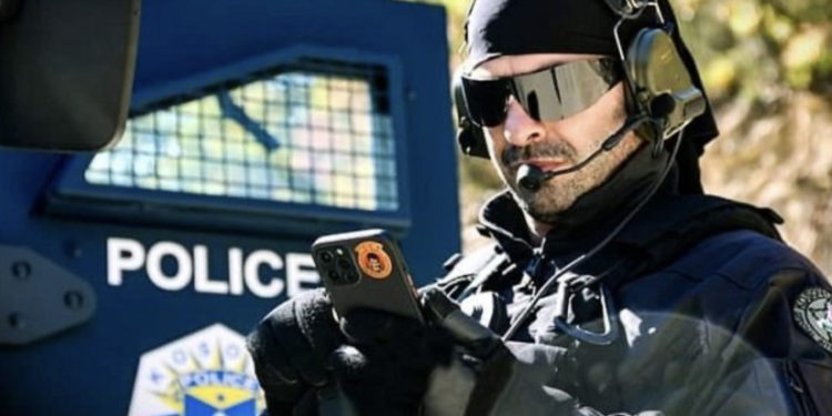 Policëve që veprojnë në veri u kërkohet të largohen nga rrjetet sociale