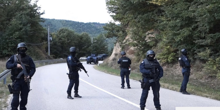 Policia arreston 5 persona në Veri, u futën ilegalisht nga Serbia në Kosovë me vetura të ngarkuara plot mall