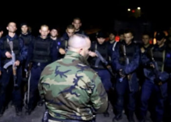 “Nuk ua japim tokën”: Ndalohet një serb në Zubin Potok, mbante bluzë me mbishkrim nacionalist dhe thikë