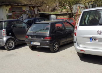 Serbët në veri të Mitrovicës bëhen “pishman” pse mbeten me targat KM: Kërkojnë shtyrje të afatit për riregjistrim në RKS