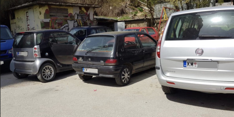 Serbët në veri të Mitrovicës bëhen “pishman” pse mbeten me targat KM: Kërkojnë shtyrje të afatit për riregjistrim në RKS