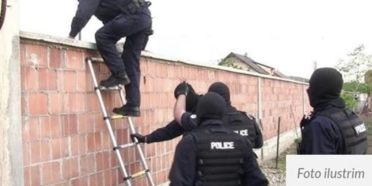 Policia arreston tre persona të dyshuar për fajde, ka bastisur edhe pronën në Mitrovicë