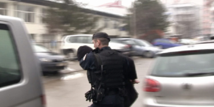Ky është vushtrriasi i kërkuar për fajde që ra në prangat e Policisë, ndalohet për 48 orë