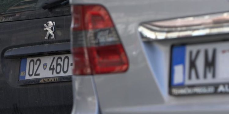 Qindra serbë të veriut të interesuar për targat RKS