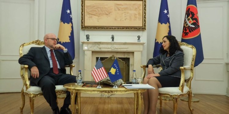 Hovenier: SHBA-ja e gatshme ta këshillojë Kosovën për statutin e Asociacionit