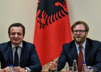 Abazi akuzon rëndë Kurtin: E therë pas shpine këdo për interesa personale