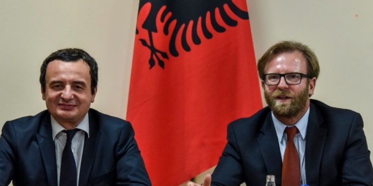 Abazi akuzon rëndë Kurtin: E therë pas shpine këdo për interesa personale