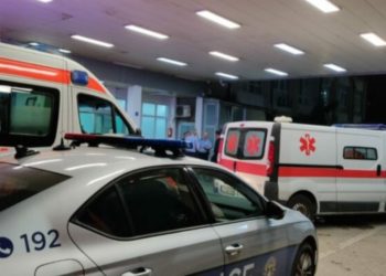 E rëndë në Mitrovicë: Burri 56-vjeçar tenton t’i jap fund jetës, dërgohet në QKUK