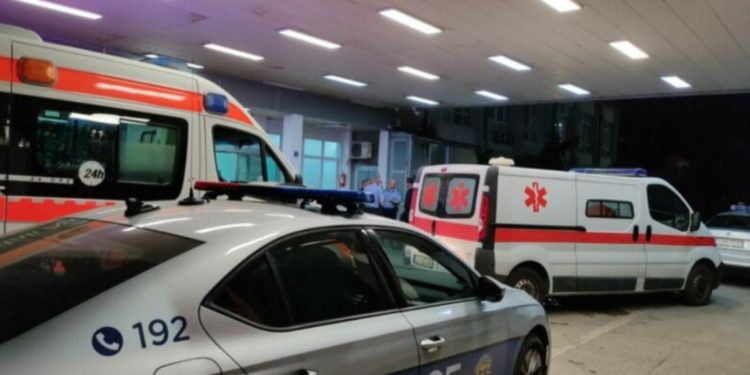 E rëndë në Mitrovicë: Burri 56-vjeçar tenton t’i jap fund jetës, dërgohet në QKUK