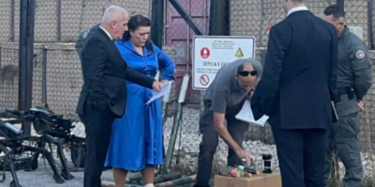 Deputetes britanike i prezantohet armatimi i kapur në Banjskë