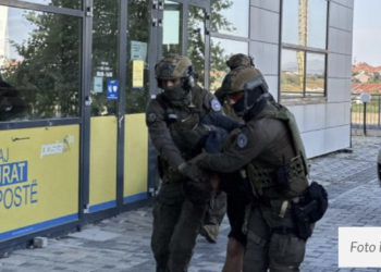 Policia arreston serbin në Veri, në veturë i gjen emblema të ushtrisë, boks hekuri dhe shkop bejsbolli