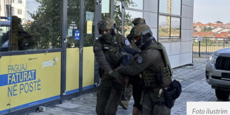 Policia arreston serbin në Veri, në veturë i gjen emblema të ushtrisë, boks hekuri dhe shkop bejsbolli