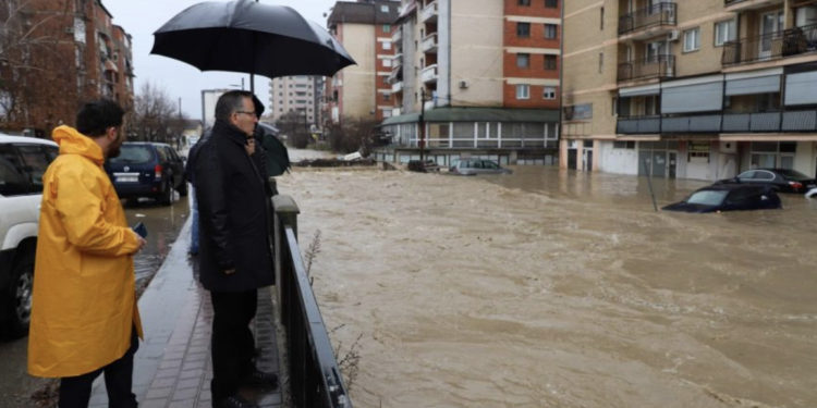 A pritet të ketë vërshime, IHK del me njoftim pas reshjeve të shiut