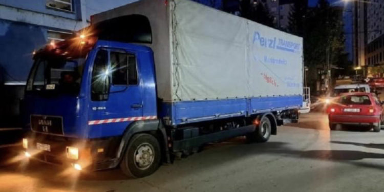Kamioni i parë me barna nga Serbia arrin në veri të Mitrovicës