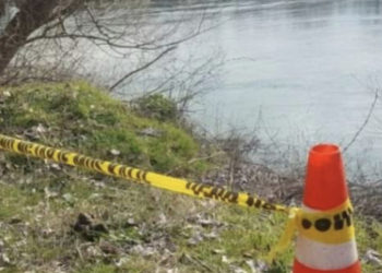 Publikohen fotot e momentit kur gjendet trupi i pajetë i një personi pranë lumit Ibër