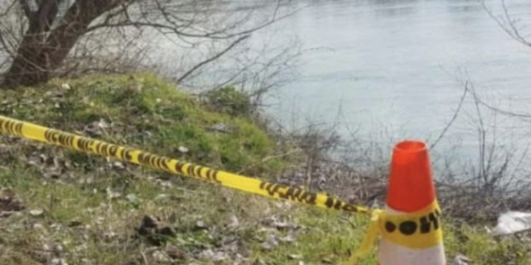 Publikohen fotot e momentit kur gjendet trupi i pajetë i një personi pranë lumit Ibër