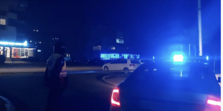 Djali në Mitrovicë rrah brutalisht prindërit, babait ia thyen këmbën