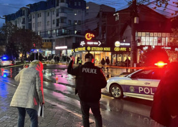 Këta janë dy të dyshuarit që sot dolën para gjykatës për rastin e plaçkitjes së arit në Suharekë