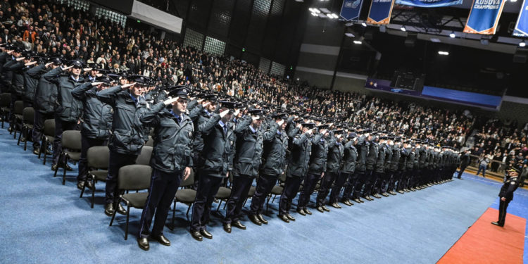 1 mijë këpucë për policët e Kosovës “peshojnë” 263 mijë euro, tenderin e fiton kompania vendase