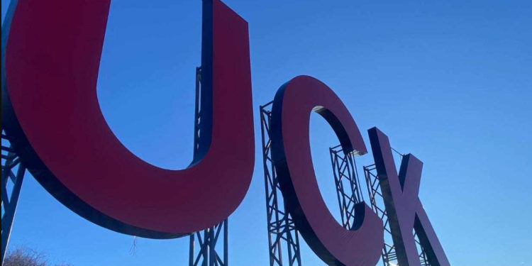 Mitrovica shënon diten e veteranëve me përurimin e shkronjave emblemë të UÇK-së: Një krenari historike