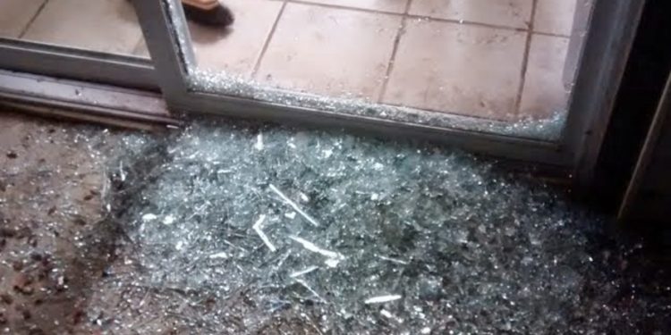 Thyhen xhamat e zyrave të UNMIK-ut në veri, Policia: Ne ekzaminuam vendin, s’e dimë çka ka pasur brenda